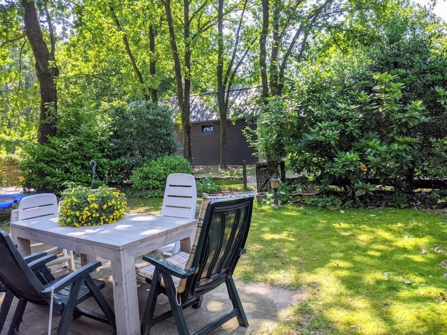 Sfeervol Chaletje In Een Rustige Bosrijke Omgeving Diessen Luaran gambar